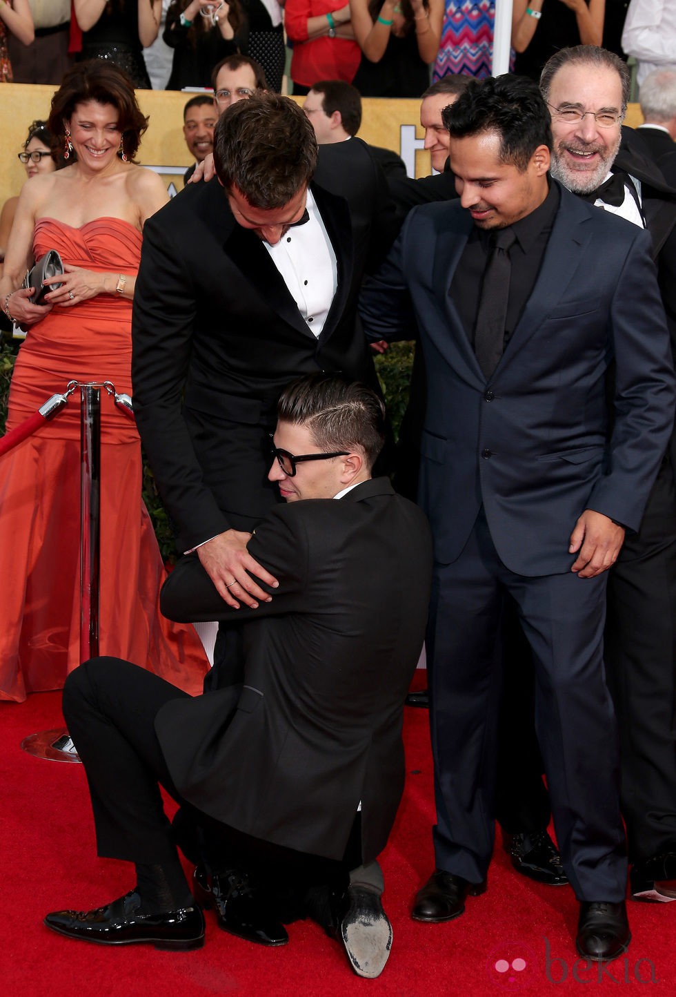 Un hombre abrazado a la entrepierna de Bradley Cooper en los SAG's 2014