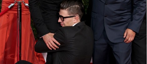Un hombre abrazado a la entrepierna de Bradley Cooper en los SAG's 2014