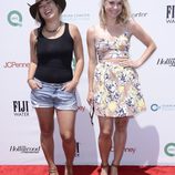 Jenna Ushkowitz y Becca Tobin en la fiesta solidaria contra el cáncer de ovario de Los Angeles