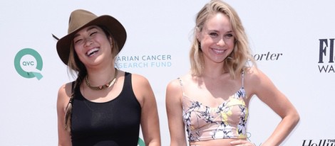 Jenna Ushkowitz y Becca Tobin en la fiesta solidaria contra el cáncer de ovario de Los Angeles