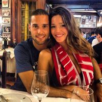 Mario Suárez y Malena Costa pasean los colores del Atlético de Madrid