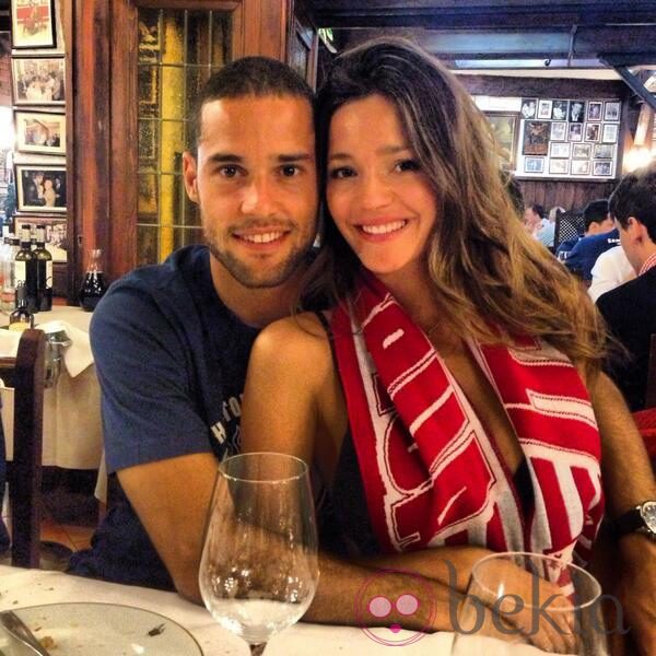 Mario Suárez y Malena Costa pasean los colores del Atlético de Madrid