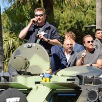 Los protagonistas de 'Los Mercenarios 3' entran en Cannes 2014 subidos a un tanque
