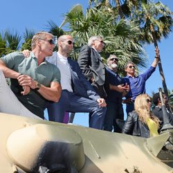 Los protagonistas de 'Los Mercenarios 3' saludan en Cannes 2014 sobre un tanque