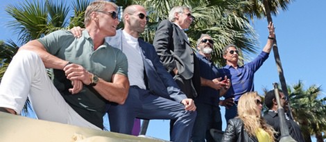 Los protagonistas de 'Los Mercenarios 3' saludan en Cannes 2014 sobre un tanque