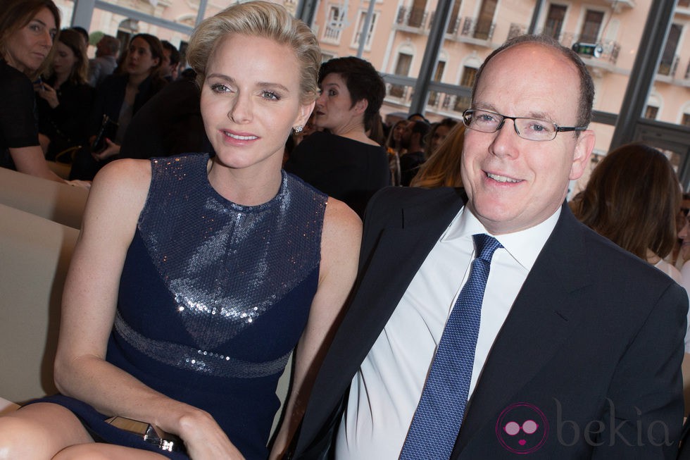 Alberto y Charlene de Mónaco en el desfile Louis Vuitton 2014
