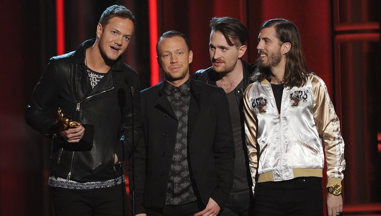 Dan Reynolds y el resto de Imagine Dragons en los Billboard Music Awards 2014