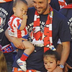 David Villa celebrando la Liga 2014 del Atlético de Madrid con sus hijos Luca y Olaya