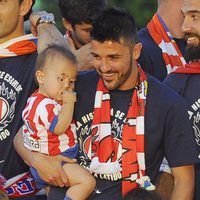 David Villa celebrando la Liga 2014 del Atlético de Madrid con sus hijos Luca y Olaya