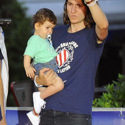 Filipe Luis celebrando la Liga 2014 del Atlético de Madrid con su hijo en brazos