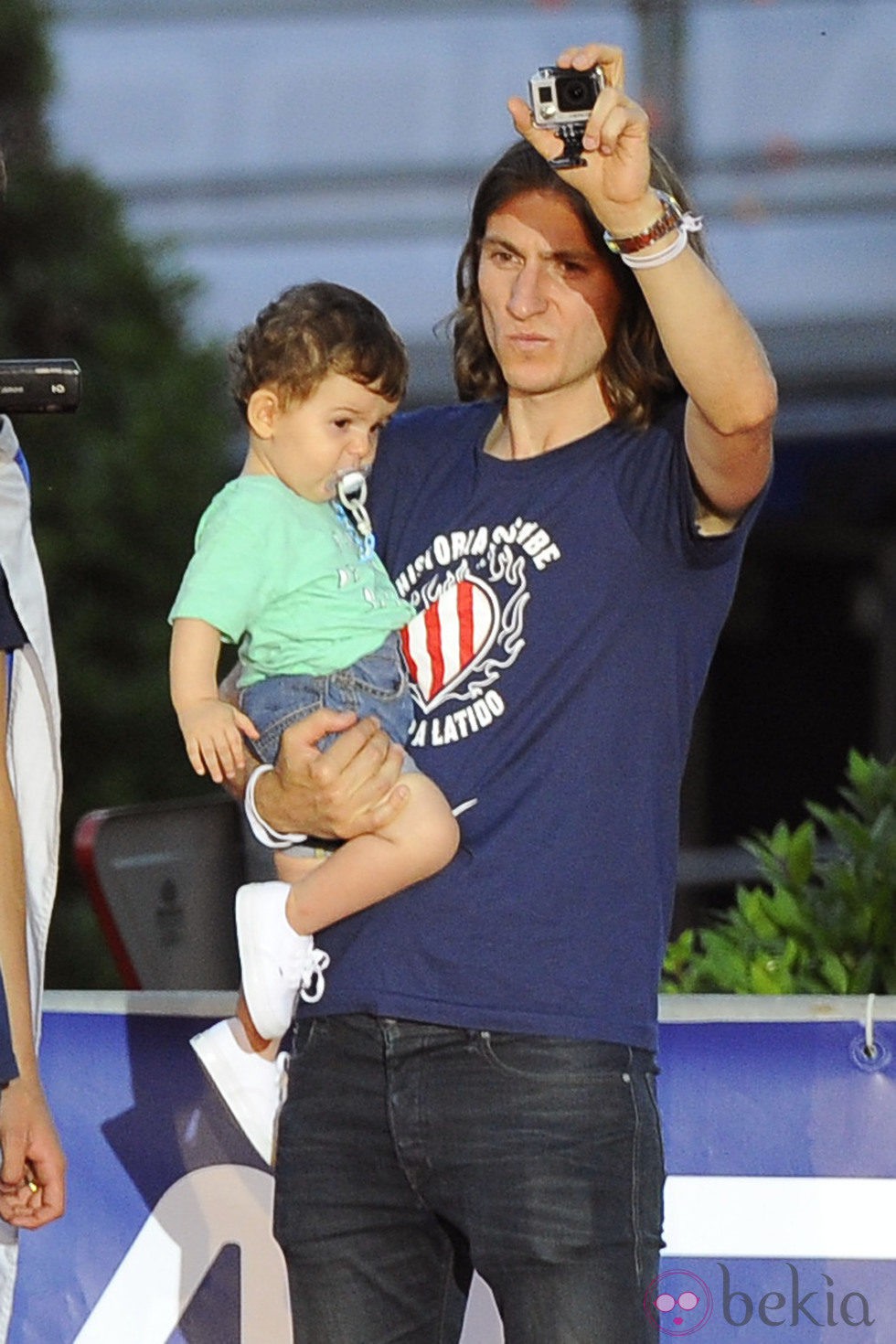 Filipe Luis celebrando la Liga 2014 del Atlético de Madrid con su hijo en brazos