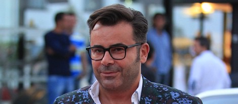 Jorge Javier Vázquez posando como embajador de coches de lujo de alquiler en Ibiza