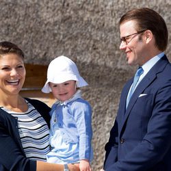 Victoria y Daniel de Suecia con la Princesa Estela en la inauguración del sendero del castillo de Linköping