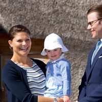Victoria y Daniel de Suecia con la Princesa Estela en la inauguración del sendero del castillo de Linköping