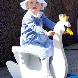 Estela de Suecia montada en un cisne de columpio en en la inauguración del sendero del castillo de Linköping