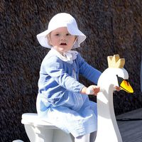 Estela de Suecia montada en un cisne de columpio en en la inauguración del sendero del castillo de Linköping