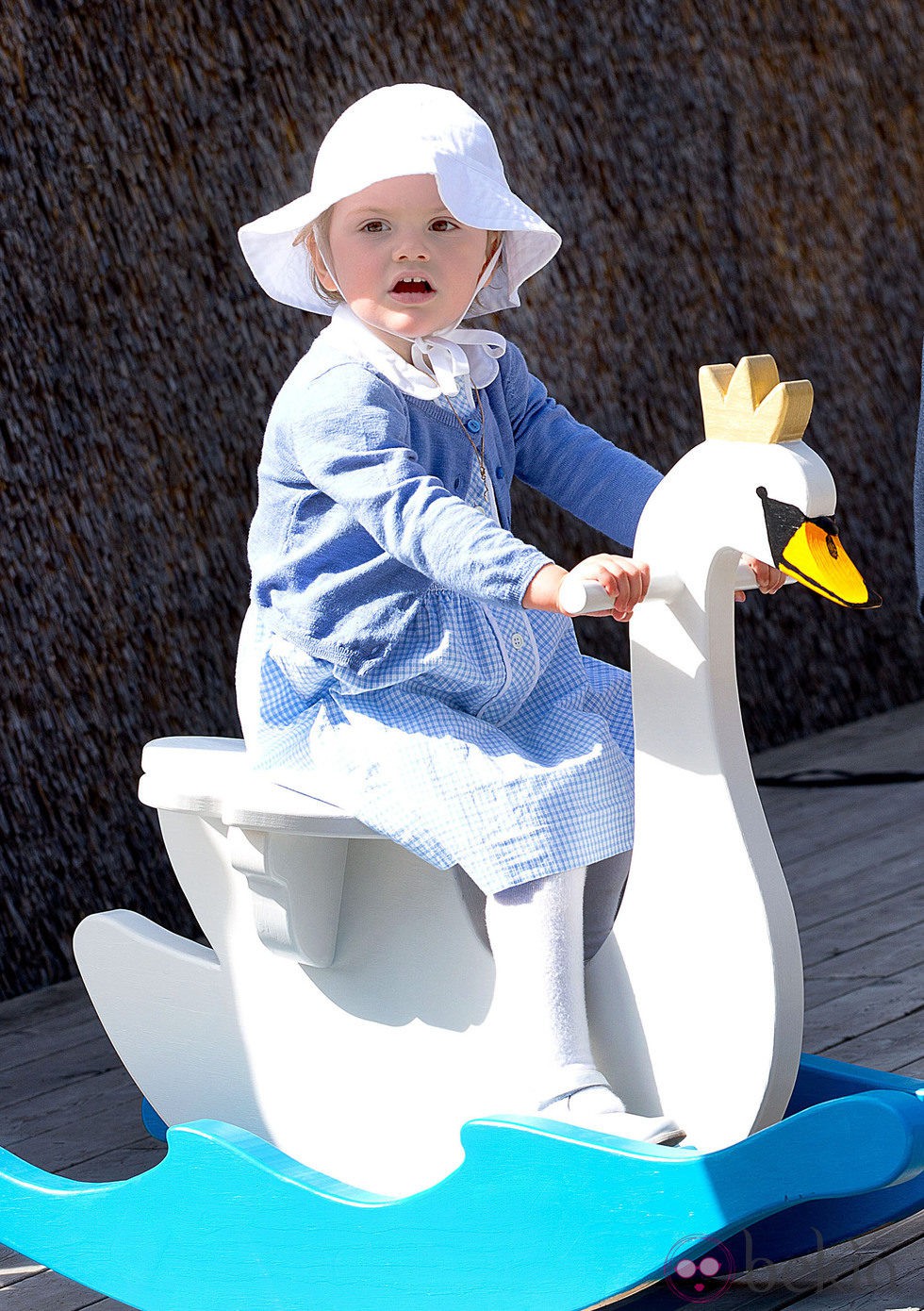 Estela de Suecia montada en un cisne de columpio en en la inauguración del sendero del castillo de Linköping