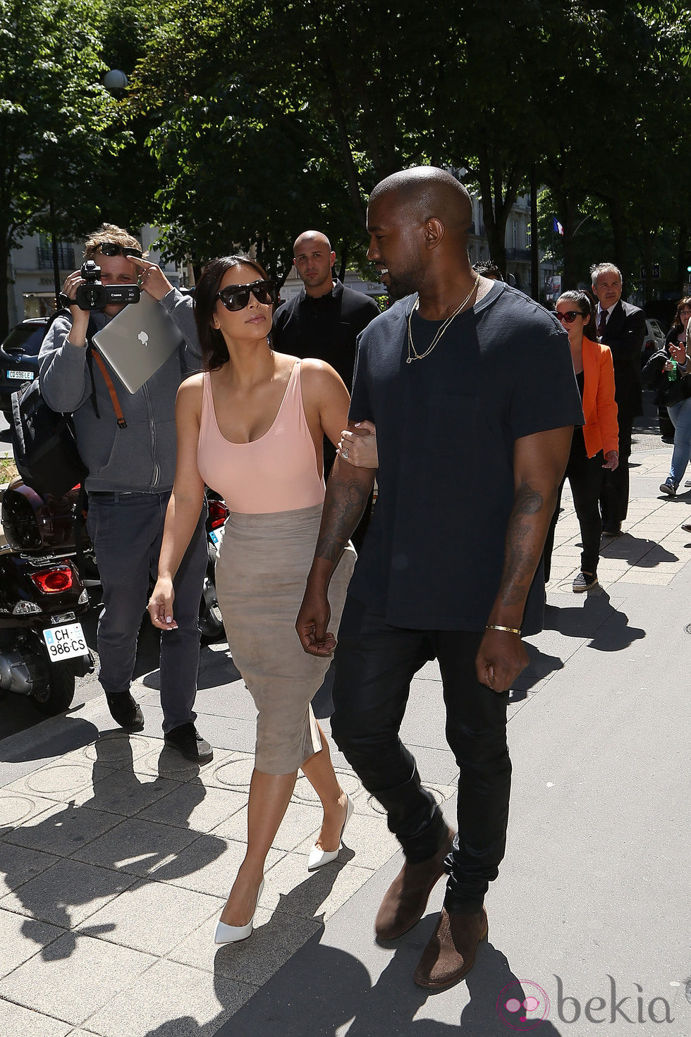 Kim Kardashian y Kanye West pasean en París