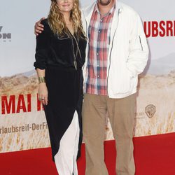 Drew Barrymore y Adam Sandler en el estreno de 'Juntos y revueltos' en Berlín