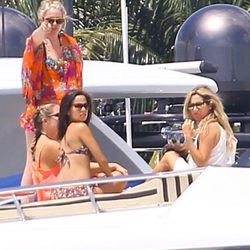 Vanessa Hudgens y Ashley Tisdale en un yate en Miami