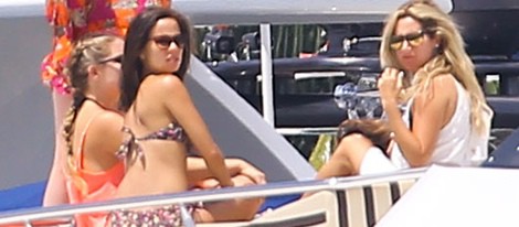 Vanessa Hudgens y Ashley Tisdale en un yate en Miami