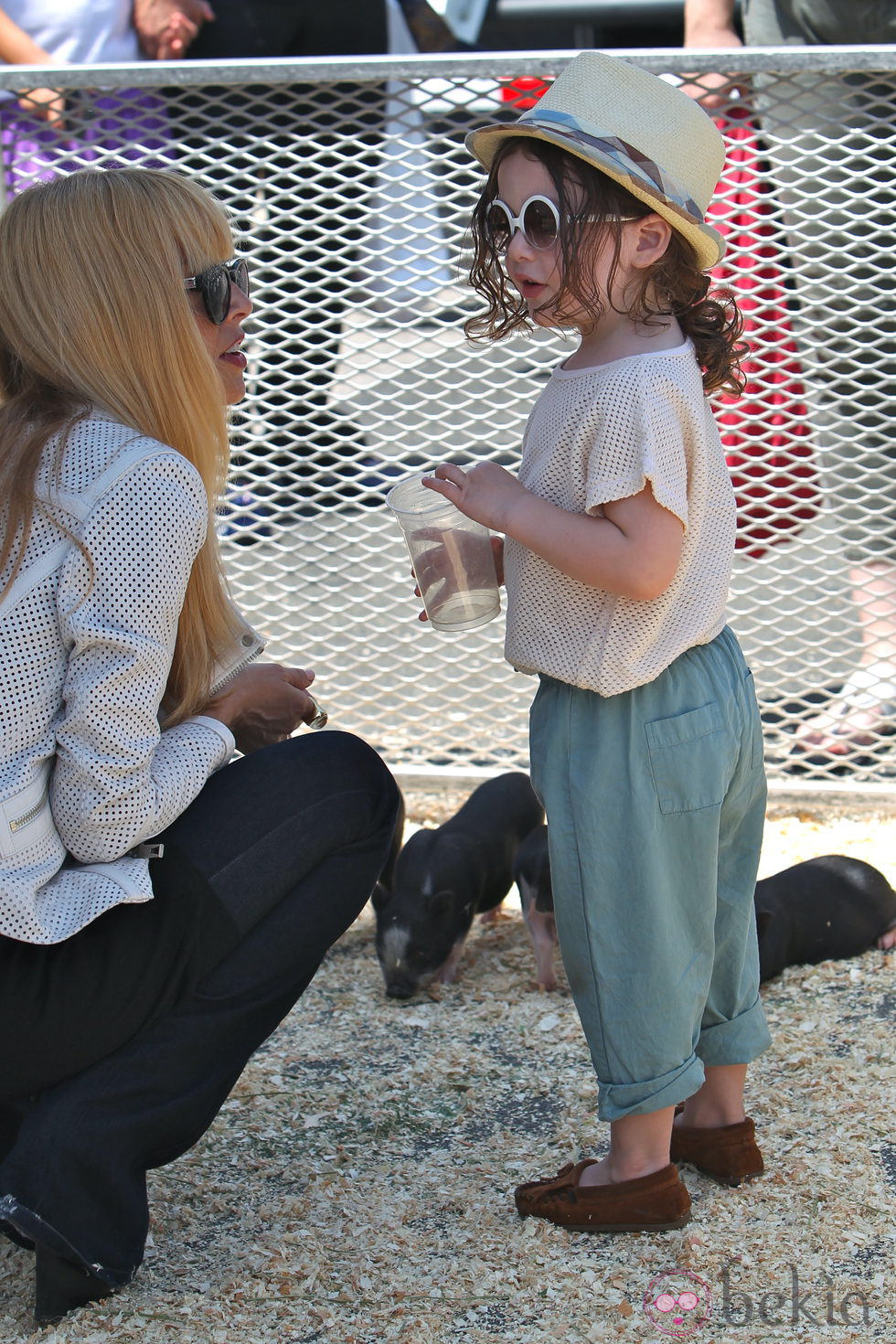 Rachel Zoe y Skyler montan en pony en Beverly Hills