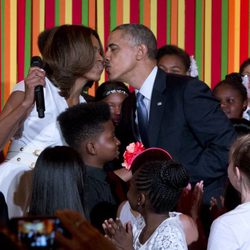Michelle y Barack Obama se besan durante el evento solidario en la Casa Blanca