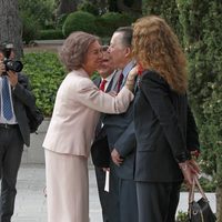 La Reina Sofía saluda al Duque de Calabria en los Premios Sociales 2013