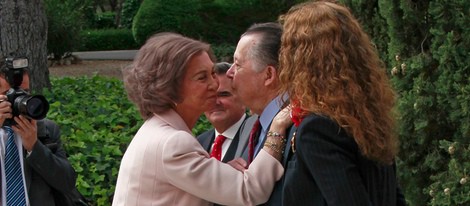 La Reina Sofía saluda al Duque de Calabria en los Premios Sociales 2013