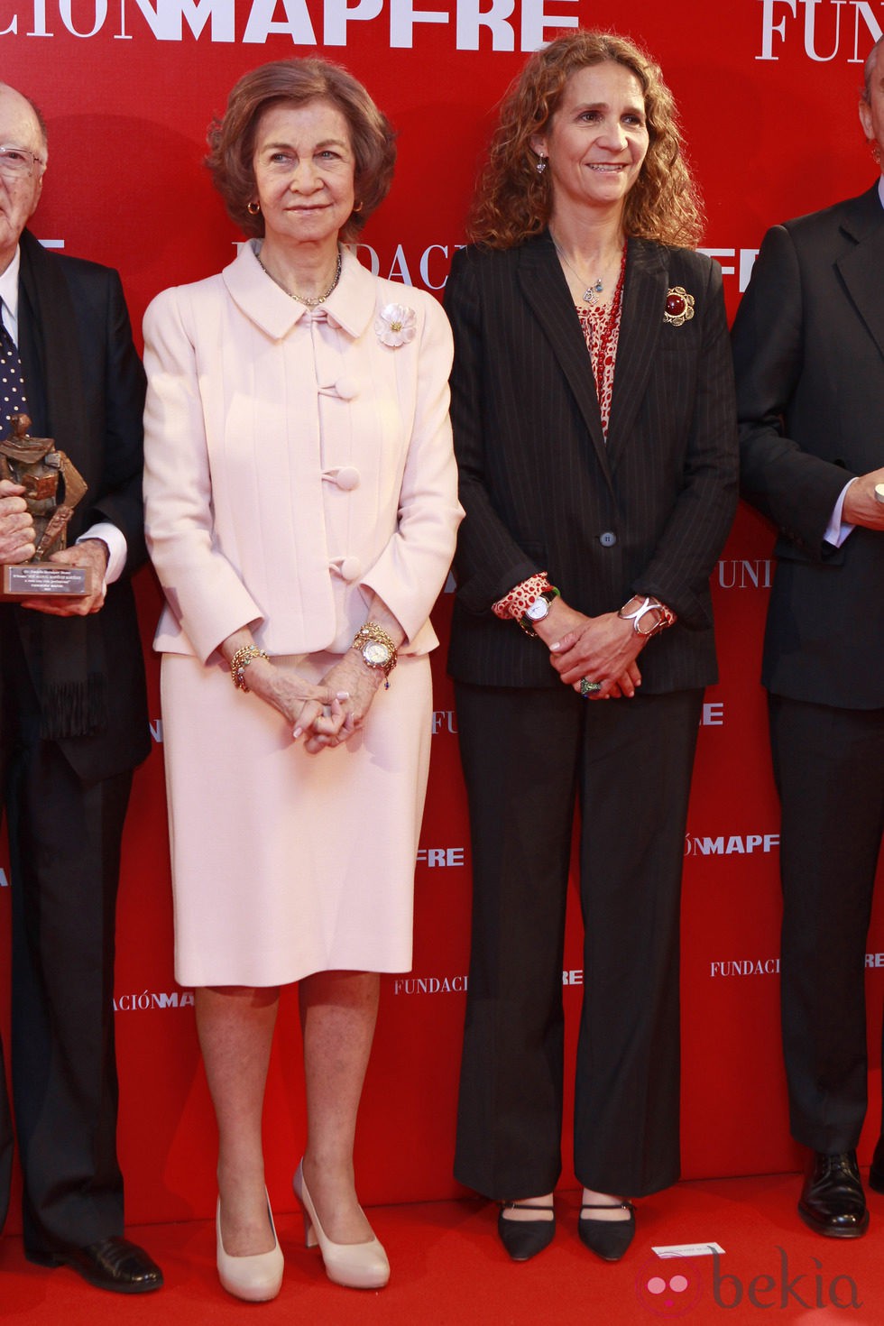 La Reina Sofía y la Infanta Elena en los Premios Sociales 2013 de la Fundación Mapfre