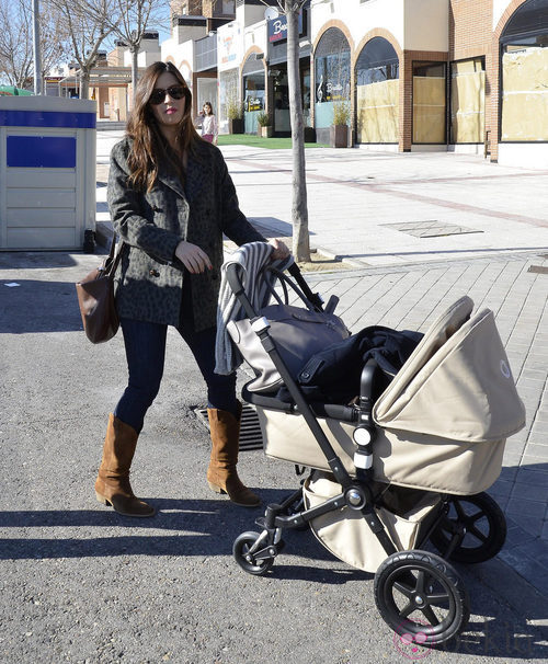 Sara Carbonero con el carrito de su hijo Martín paseando por Madrid