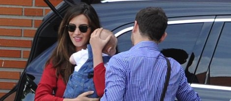 Iker Casillas y Sara Carbonero paseando con su hijo Martín en Madrid