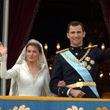 Los Príncipes de Asturias saludan tras su boda