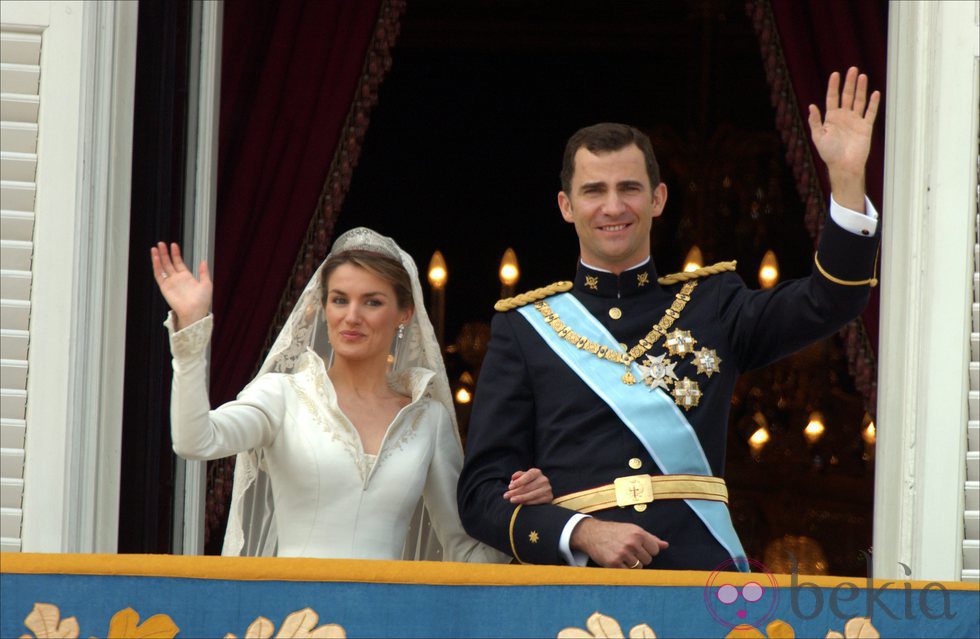 Los Príncipes de Asturias saludan tras su boda