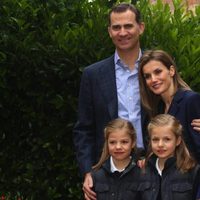 Posado de los Príncipes Felipe y Letizia con sus hijas para celebrar su décimo aniversario de boda
