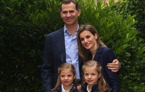 Posado de los Príncipes Felipe y Letizia con sus hijas para celebrar su décimo aniversario de boda