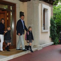 Los Príncipes Felipe y Letizia llevan a sus hijas al colegio en el día de su décimo aniversario de boda
