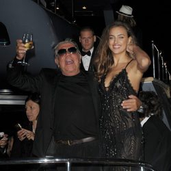 Roberto Cavalli con Irina Shayk en una fiesta en su yate en Cannes 2014