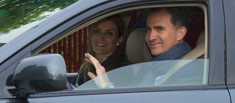 Los Príncipes Felipe y Letizia saludan desde el coche en su décimo aniversario de boda