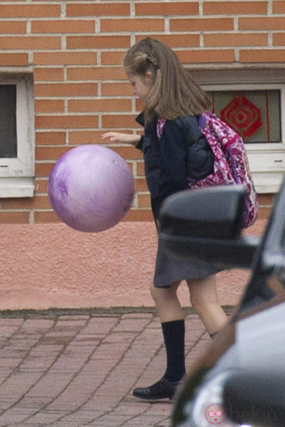 La Infanta Leonor juega con una pelota antes de entrar al colegio