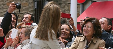 La Princesa Letizia saluda a unos ciudadanos en Toledo en el día de su décimo aniversario de boda