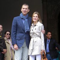 Los Príncipes Felipe y Letizia se abrazan en Toledo en su décimo aniversario de boda