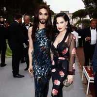 Conchita Wurst y Dita von Teese en la gala amfAR del Festival de Cannes 2014