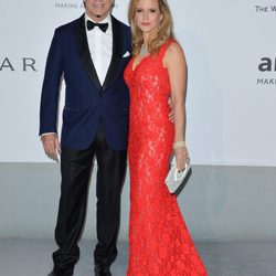John Travolta y Kelly Preston en la gala amfAR del Festival de Cannes 2014