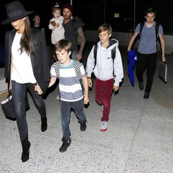David y Victoria Beckham con sus hijos a su llegada a Los Angeles