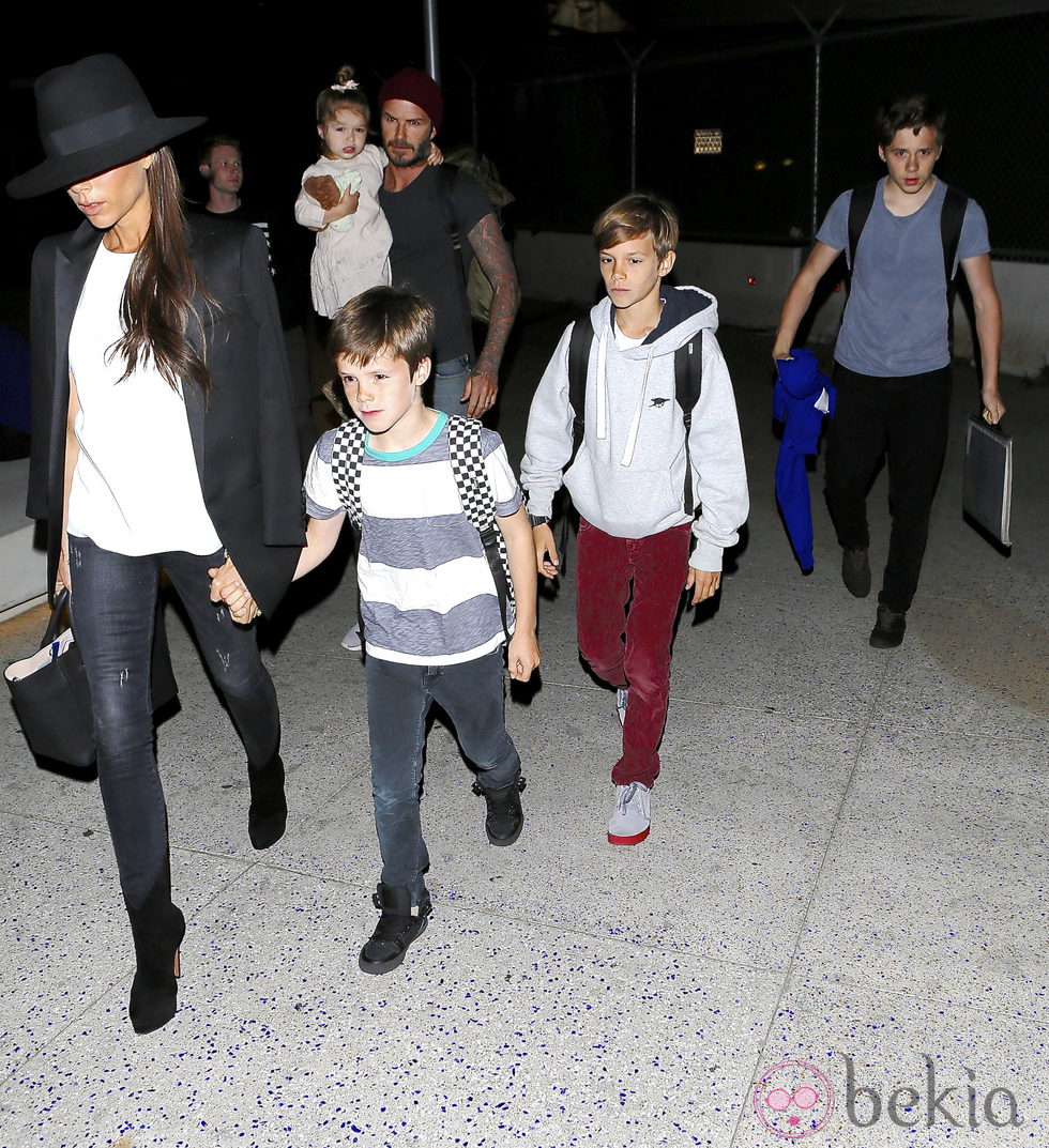 David y Victoria Beckham con sus hijos a su llegada a Los Angeles