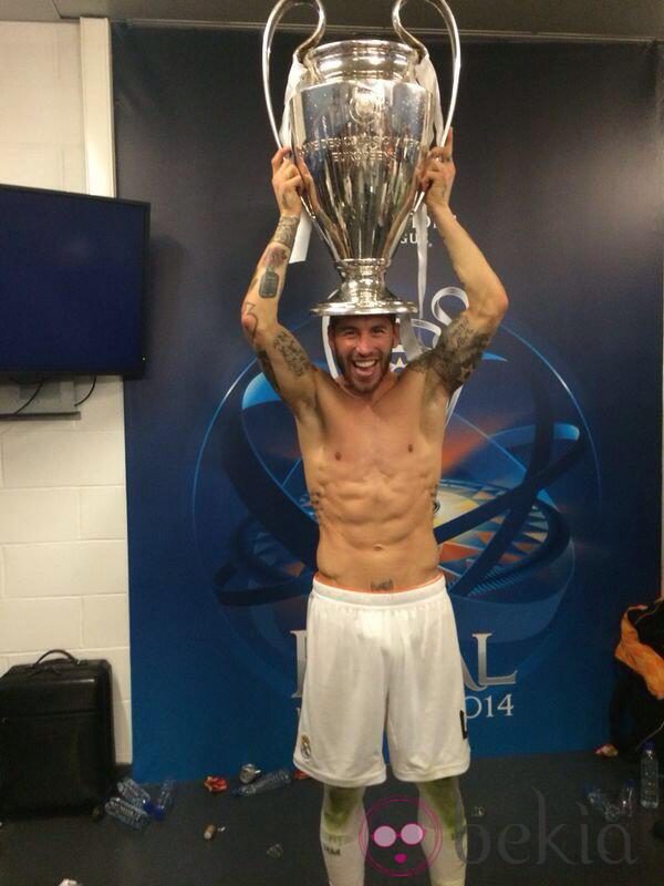 Sergio Ramos luce torso desnudo posando con la Champions 2014