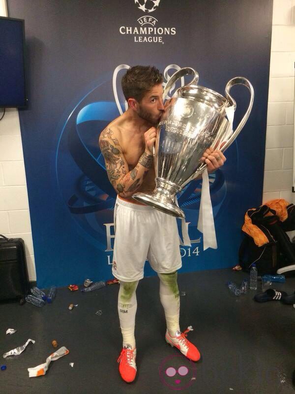 Sergio Ramos besa la Champions 2014 - El Real Madrid ...