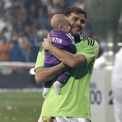 Iker Casillas con Martín en brazos celebrando la décima Champiosn del Real Madrid
