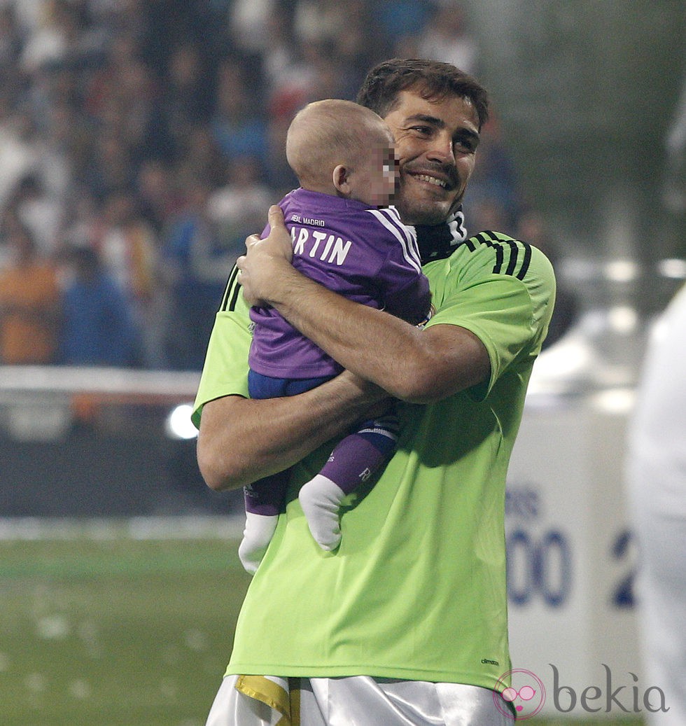 Iker Casillas con Martín en brazos celebrando la décima Champiosn del Real Madrid